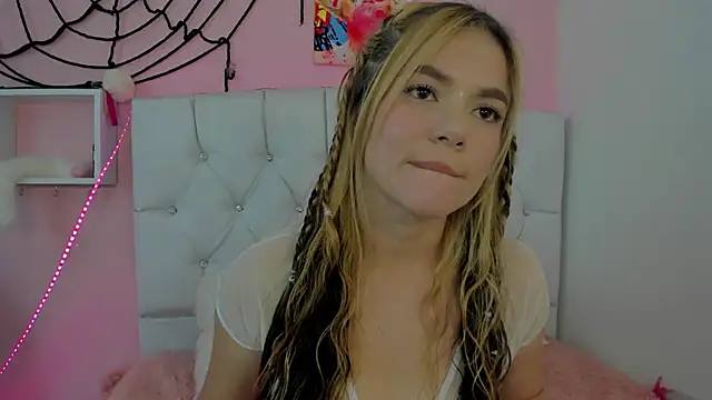 Snapshot of 18candys chatting on 18, 10, 2025 18candys online show from 18, 10, 2025