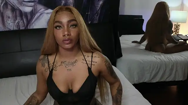 Snapshot of emely_brandon chatting on 20, 11, 2025 emely brandon online show from 20, 11, 2025