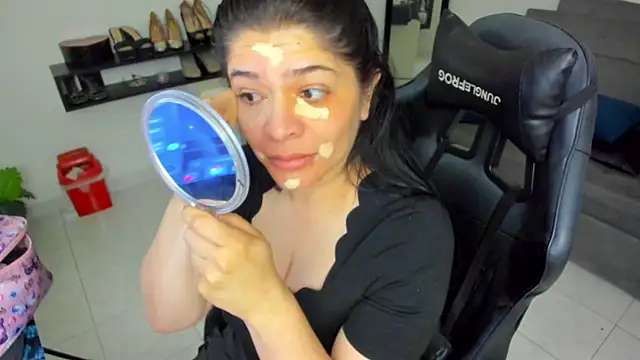 Snapshot of BellaFlaming chatting on 17, 11, 2025 BellaFlaming online show from 17, 11, 2025