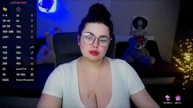 Snapshot of Emily_Mo chatting on 5, 1, 2025 Emily Mo online show from 5, 1, 2025