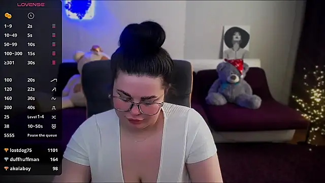 Snapshot of Emily_Mo chatting on 5, 1, 2025 Emily Mo online show from 5, 1, 2025