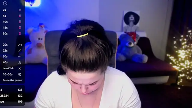 Snapshot of Emily_Mo chatting on 12, 1, 2025 Emily Mo online show from 12, 1, 2025