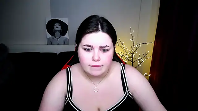 Snapshot of Emily_Mo chatting on 5, 2, 2025 Emily Mo online show from 5, 2, 2025