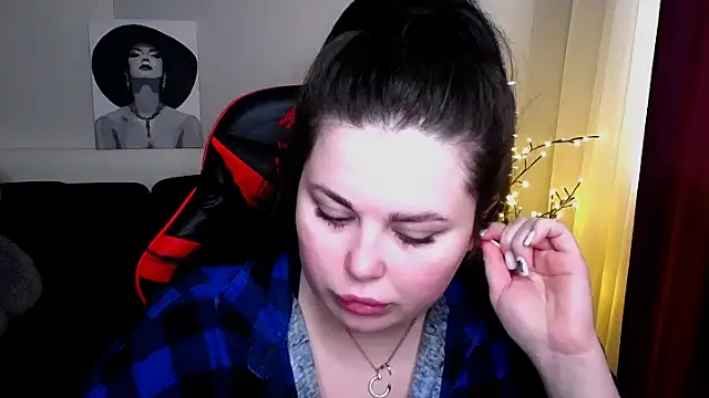 Snapshot of Emily_Mo chatting on 19, 2, 2025 Emily Mo online show from 19, 2, 2025