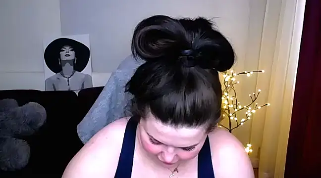 Snapshot of Emily_Mo chatting on 2, 3, 2025 Emily Mo online show from 2, 3, 2025