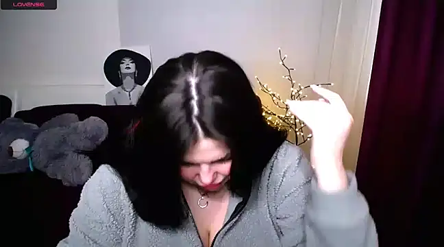 Snapshot of Emily_Mo chatting on 5, 3, 2025 Emily Mo online show from 5, 3, 2025