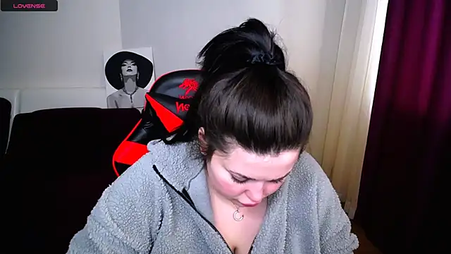 Snapshot of Emily_Mo chatting on 5, 3, 2025 Emily Mo online show from 5, 3, 2025