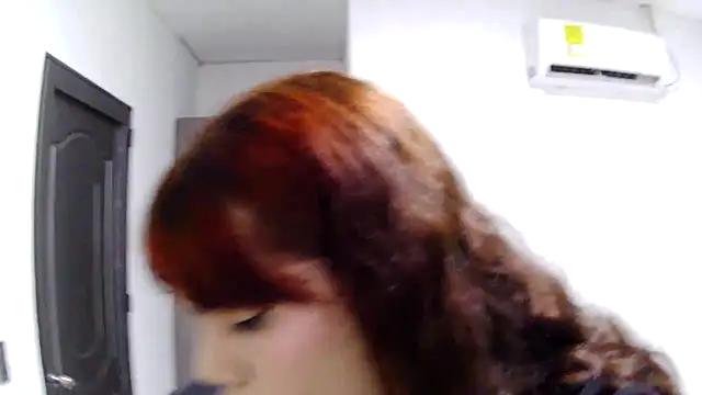 Snapshot of Violetacam_05 chatting on 25, 10, 2025 Violetacam 05 online show from 25, 10, 2025