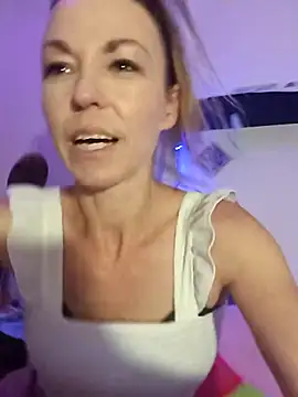 Snapshot of cammyquart chatting on 20, 11, 2025 cammyquart online show from 20, 11, 2025