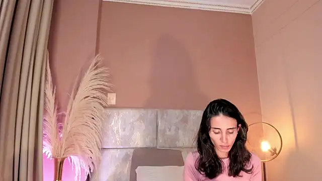 Nina Cavaali online show from 4, 11, 2025