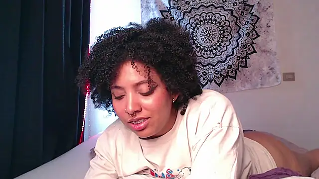 Snapshot of michell_bling1 chatting on 16, 12, 2024 michell bling1 online show from 16, 12, 2024