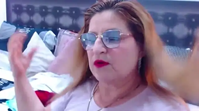 Snapshot of sandra_20 chatting on 28, 10, 2025 sandra 20 online show from 28, 10, 2025