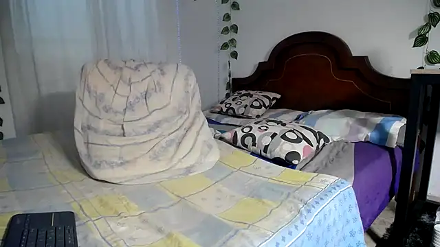 Snapshot of ivonne__hott1 chatting on 9, 9, 2025 ivonne hott1 online show from 9, 9, 2025