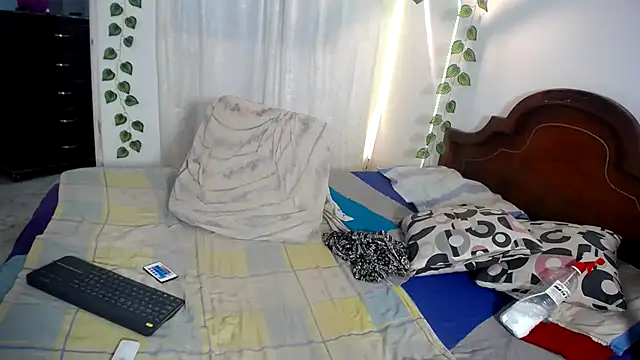 Snapshot of ivonne__hott1 chatting on 17, 10, 2025 ivonne hott1 online show from 17, 10, 2025