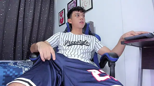 Snapshot of The_skinnyguys chatting on 28, 10, 2025 The skinnyguys online show from 28, 10, 2025