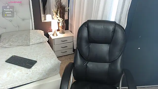 Snapshot of LiaVillalobos chatting on 18, 10, 2025 LiaVillalobos online show from 18, 10, 2025