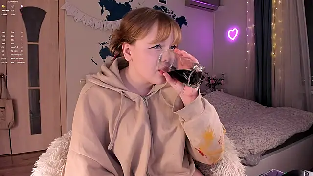 Snapshot of LisaLaas chatting on 11, 12, 2024 LisaLaas online show from 11, 12, 2024