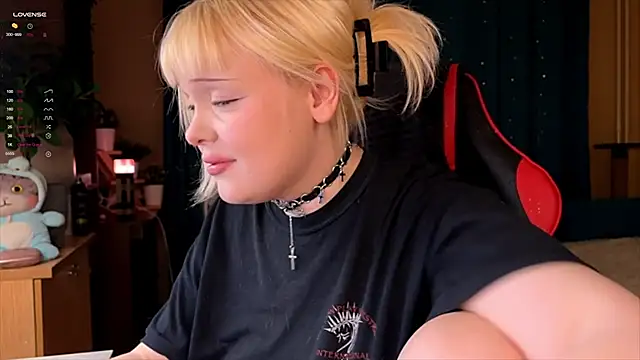 Snapshot of LisaLaas chatting on 9, 10, 2025 LisaLaas online show from 9, 10, 2025