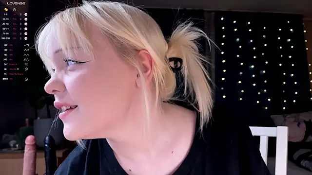 Snapshot of LisaLaas chatting on 16, 12, 2025 LisaLaas online show from 16, 12, 2025