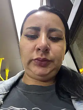 Abril Luv online show from 8, 2, 2025