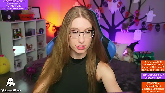 Snapshot of TheLaceyBloom chatting on 22, 10, 2025 TheLaceyBloom online show from 22, 10, 2025