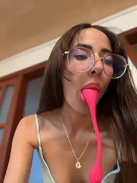 Snapshot of lauravasquez chatting on 15, 12, 2024 lauravasquez online show from 15, 12, 2024