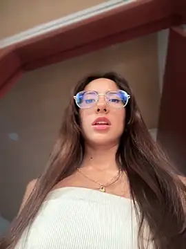 Snapshot of lauravasquez chatting on 9, 3, 2025 lauravasquez online show from 9, 3, 2025