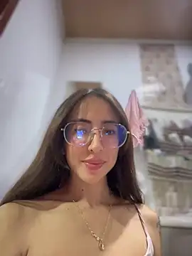 Snapshot of lauravasquez chatting on 11, 3, 2025 lauravasquez online show from 11, 3, 2025