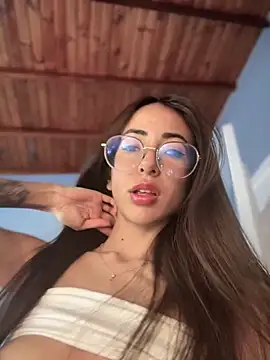 Snapshot of lauravasquez chatting on 29, 9, 2025 lauravasquez online show from 29, 9, 2025