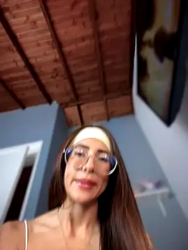 Snapshot of lauravasquez chatting on 16, 10, 2025 lauravasquez online show from 16, 10, 2025