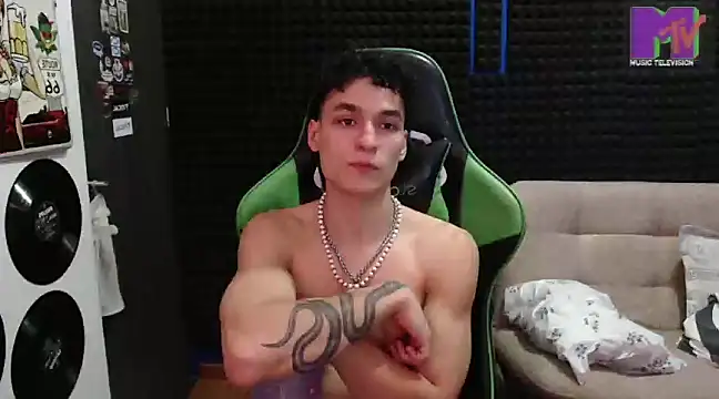 Snapshot of Curly_Angel24 chatting on 2, 2, 2025 Curly Angel24 online show from 2, 2, 2025