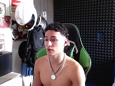 Snapshot of Curly_Angel24 chatting on 4, 10, 2025 Curly Angel24 online show from 4, 10, 2025