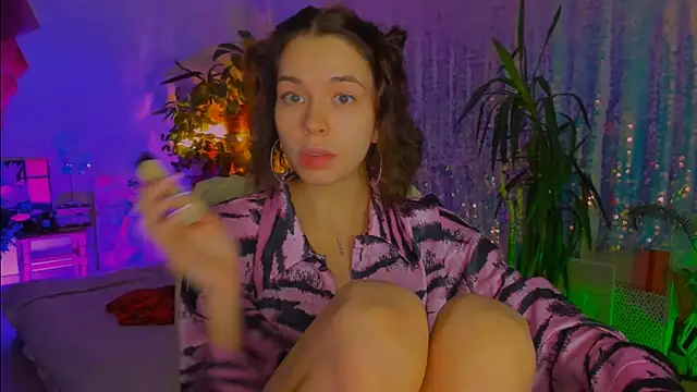 Snapshot of poli__ chatting on 4, 12, 2025 poli online show from 4, 12, 2025