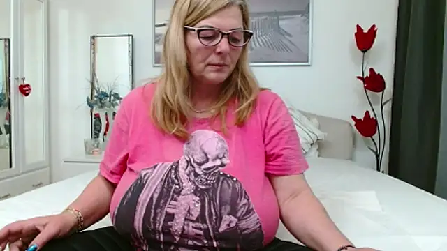 Snapshot of YulliaMilf chatting on 4, 3, 2026 YulliaMilf online show from 4, 3, 2026