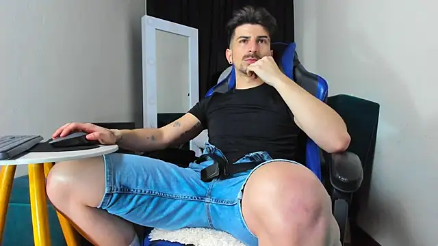 Snapshot of LiamCossio_ chatting on 8, 1, 2025 LiamCossio  online show from 8, 1, 2025