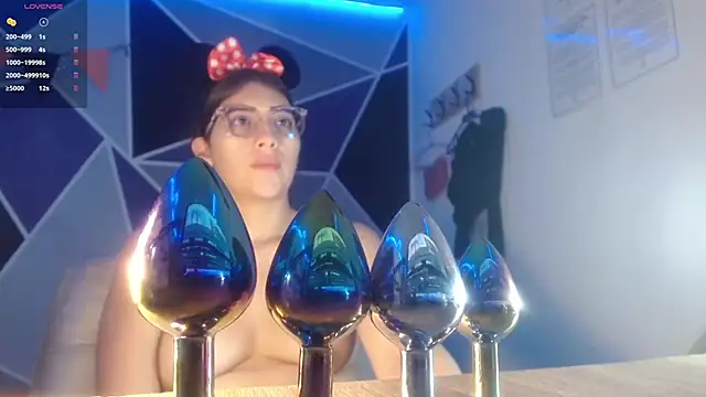 DaMikaela  online show from 9, 10, 2025