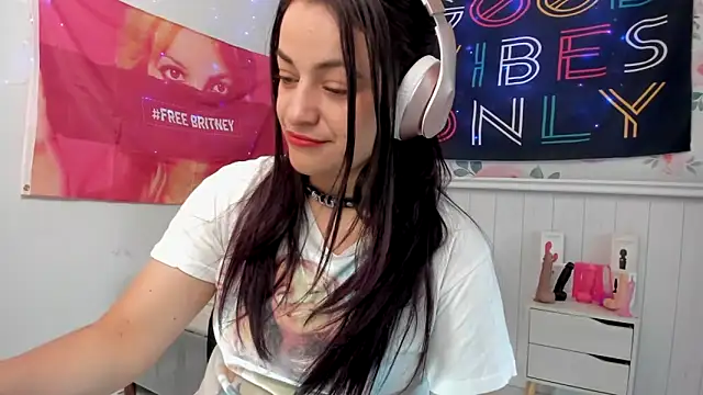 Snapshot of LovelyAzucena chatting on 8, 10, 2025 LovelyAzucena online show from 8, 10, 2025