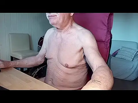 Snapshot of Rainfish chatting on 8, 4, 2026 Rainfish online show from 8, 4, 2026