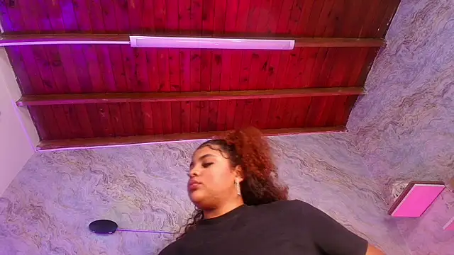 Snapshot of jones_maddy_ chatting on 29, 10, 2025 jones maddy online show from 29, 10, 2025