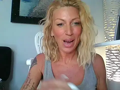 Snapshot of Weloveblue chatting on 26, 11, 2025 Weloveblue online show from 26, 11, 2025