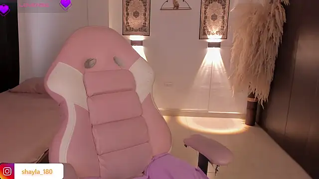 Snapshot of shayla_18 chatting on 28, 11, 2025 shayla 18 online show from 28, 11, 2025