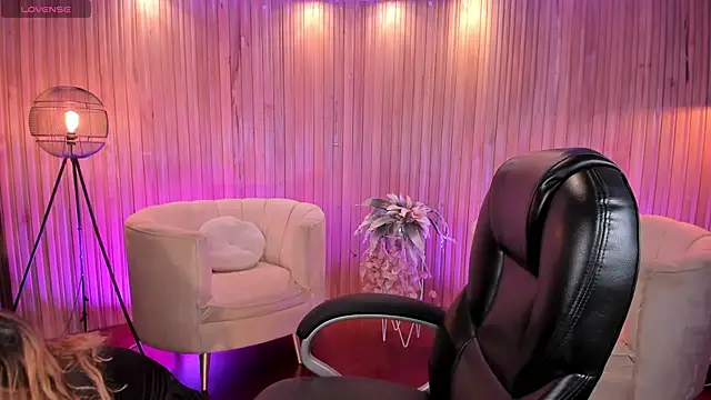 Snapshot of LisaMonroe_ chatting on 8, 2, 2025 LisaMonroe online show from 8, 2, 2025