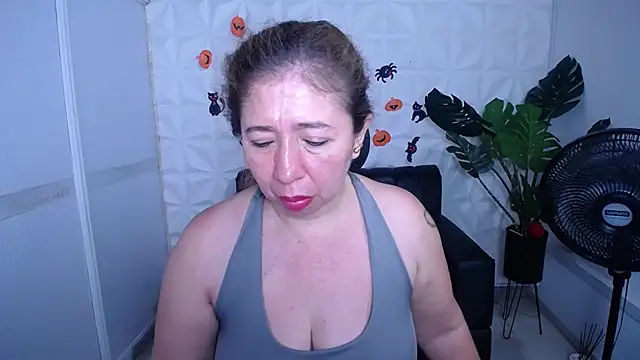 Snapshot of Valentinaa_mature chatting on 12, 10, 2025 Valentinaa mature online show from 12, 10, 2025