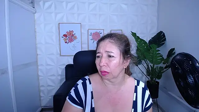 Snapshot of Valentinaa_mature chatting on 29, 10, 2025 Valentinaa mature online show from 29, 10, 2025