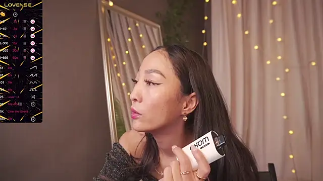 Snapshot of 1reisatumi_ chatting on 4, 11, 2025 1reisatumi online show from 4, 11, 2025