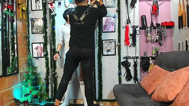 Snapshot of dom2travelersss chatting on 30, 12, 2024 dom2travelersss online show from 30, 12, 2024