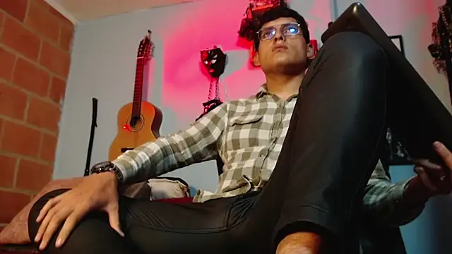 Snapshot of dom2travelersss chatting on 15, 9, 2025 dom2travelersss online show from 15, 9, 2025